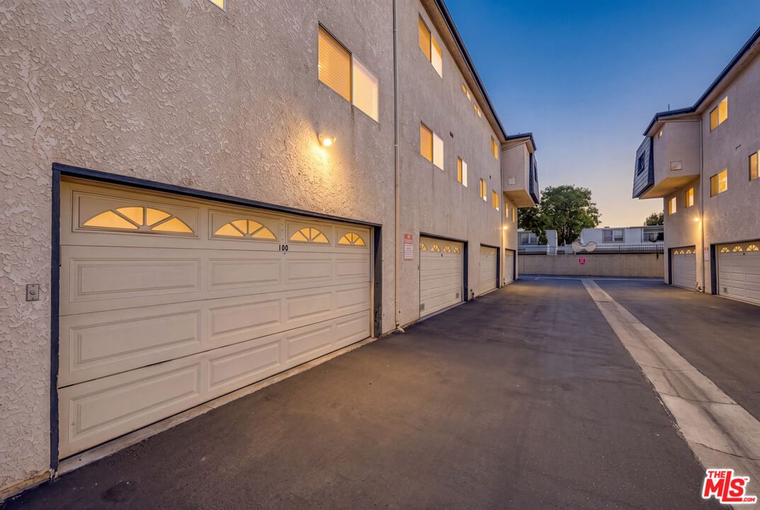 18550 Hatteras St Unit: 100