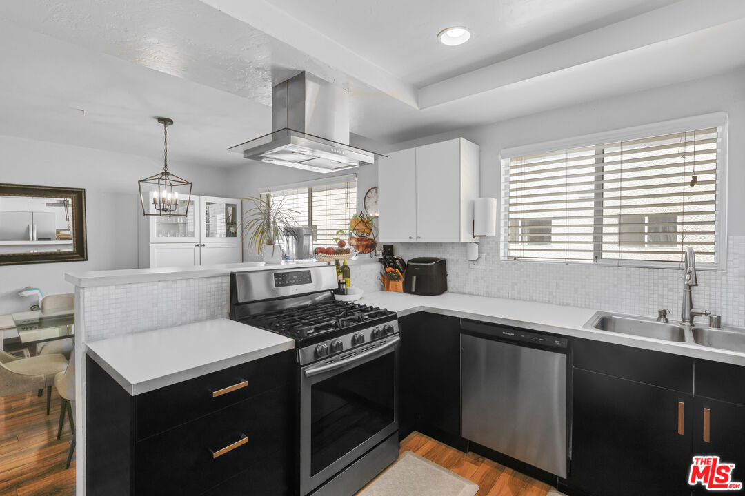 18550 Hatteras St Unit: 100
