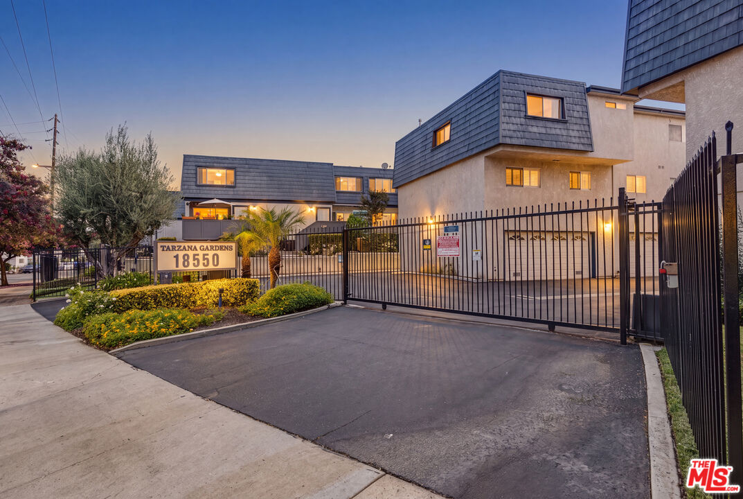 18550 Hatteras St Unit: 100