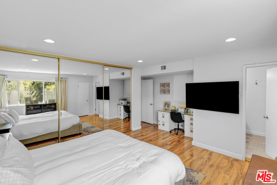 18550 Hatteras St Unit: 100