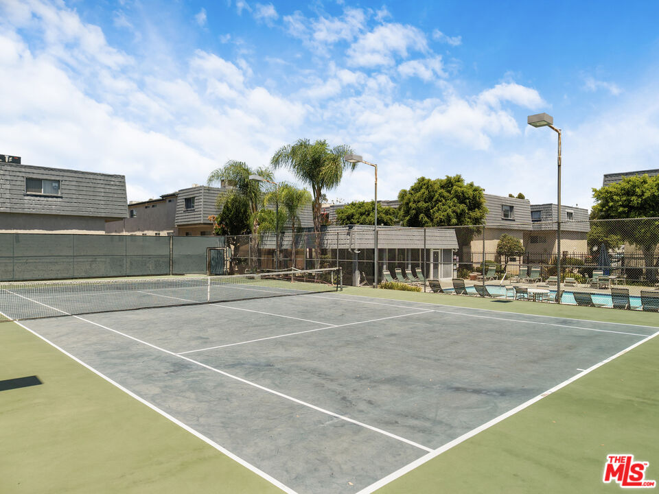 18550 Hatteras St Unit: 100