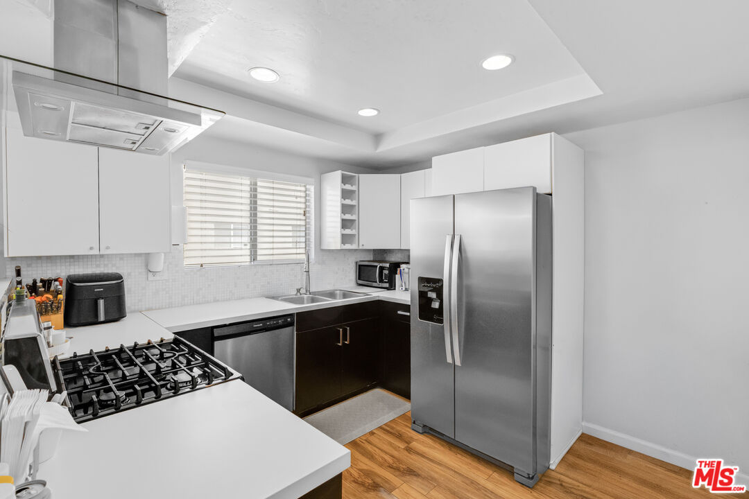 18550 Hatteras St Unit: 100