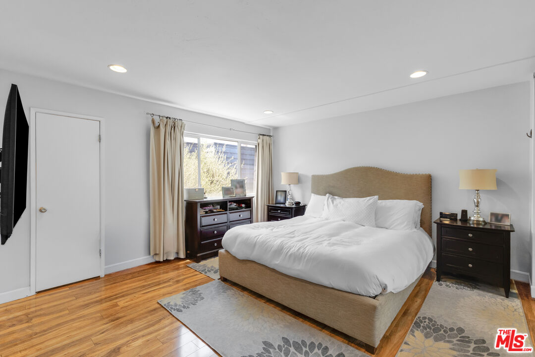 18550 Hatteras St Unit: 100