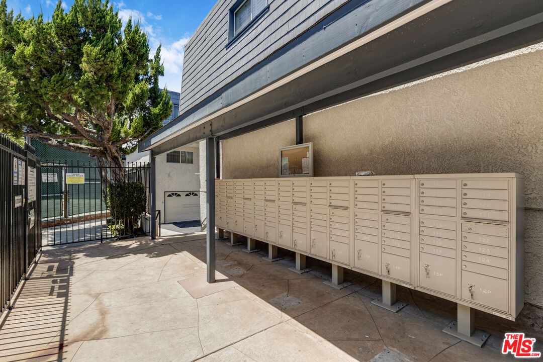 18550 Hatteras St Unit: 100