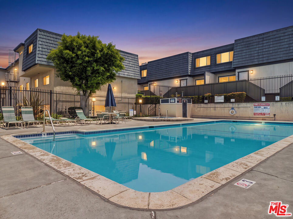 18550 Hatteras St Unit: 100