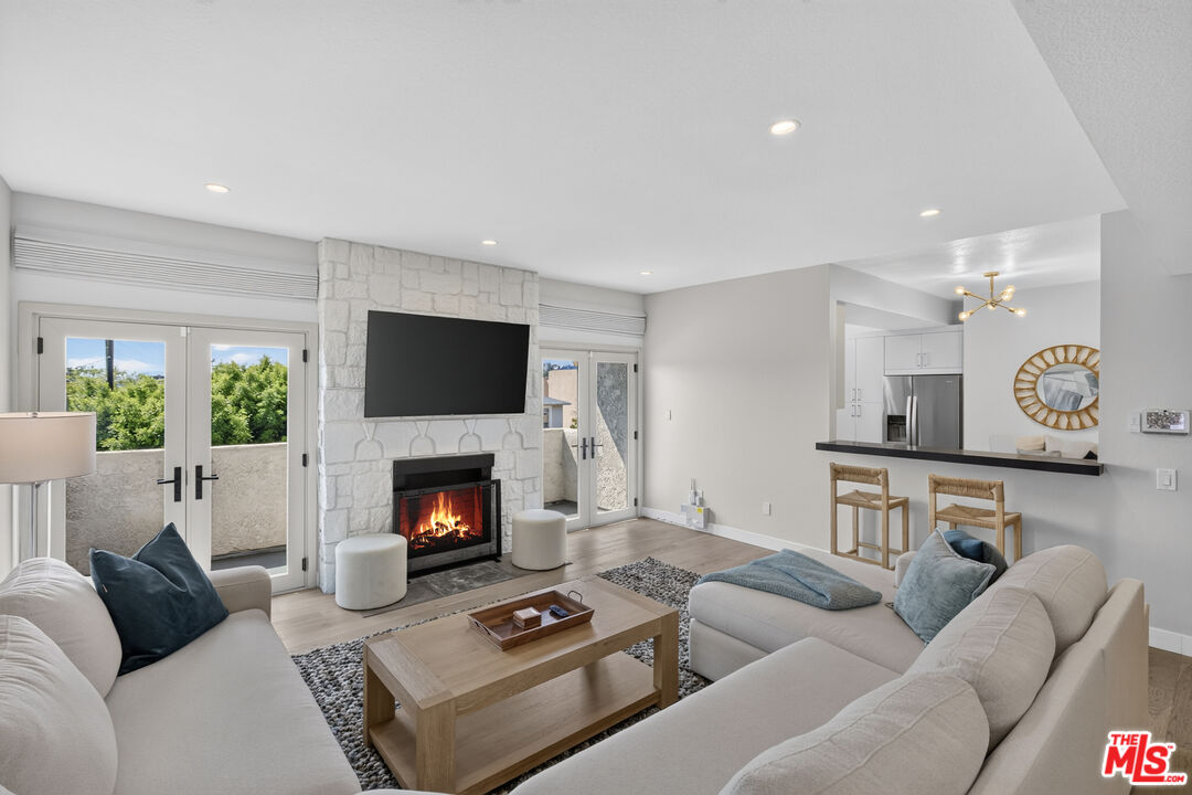 166 S Hayworth Ave Unit: 201