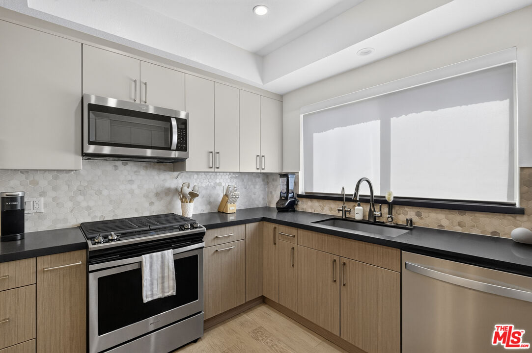 166 S Hayworth Ave Unit: 201