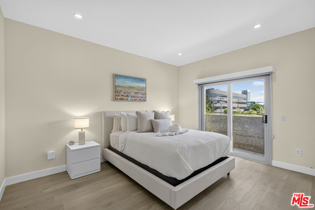 166 S Hayworth Ave Unit: 201