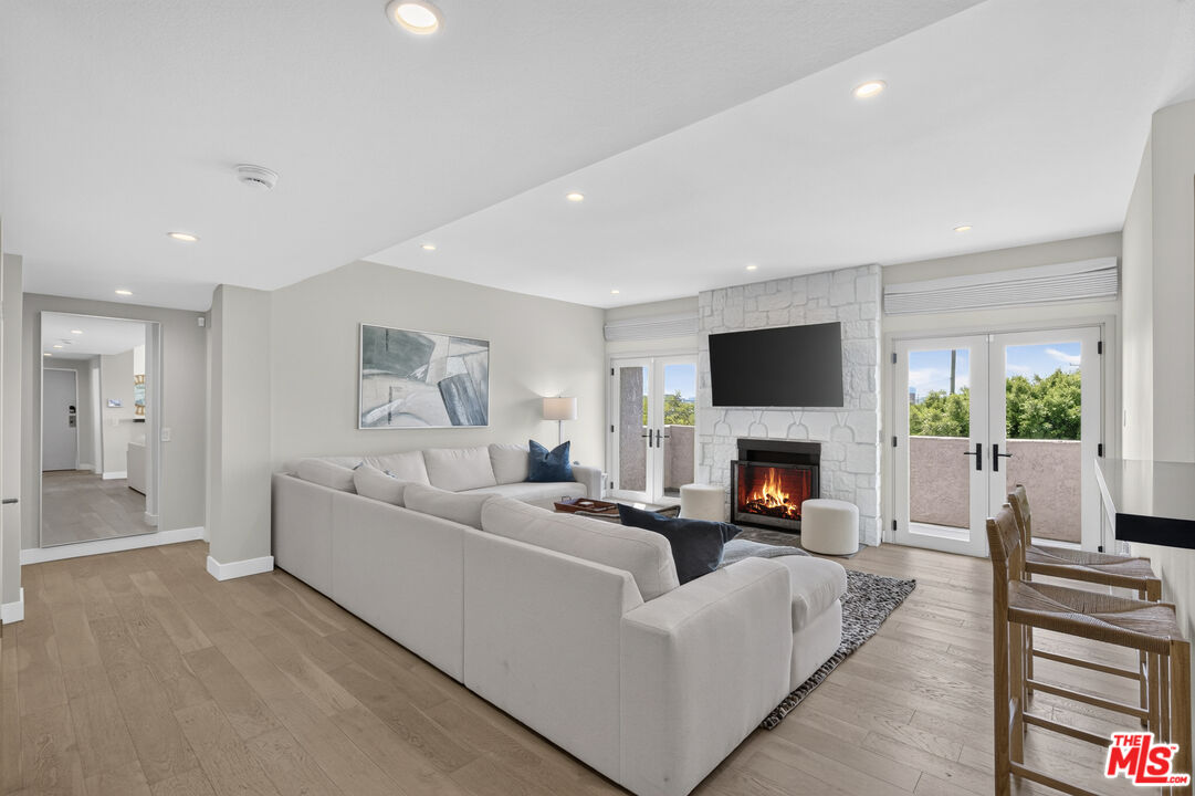 166 S Hayworth Ave Unit: 201