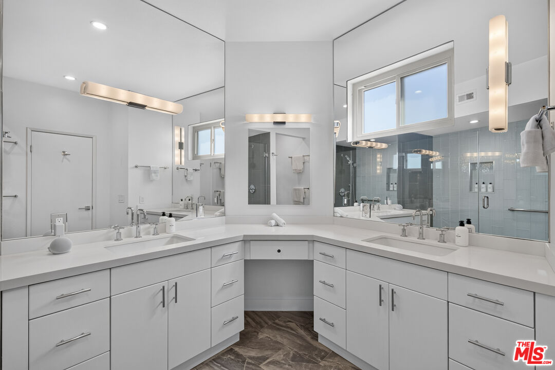 166 S Hayworth Ave Unit: 201