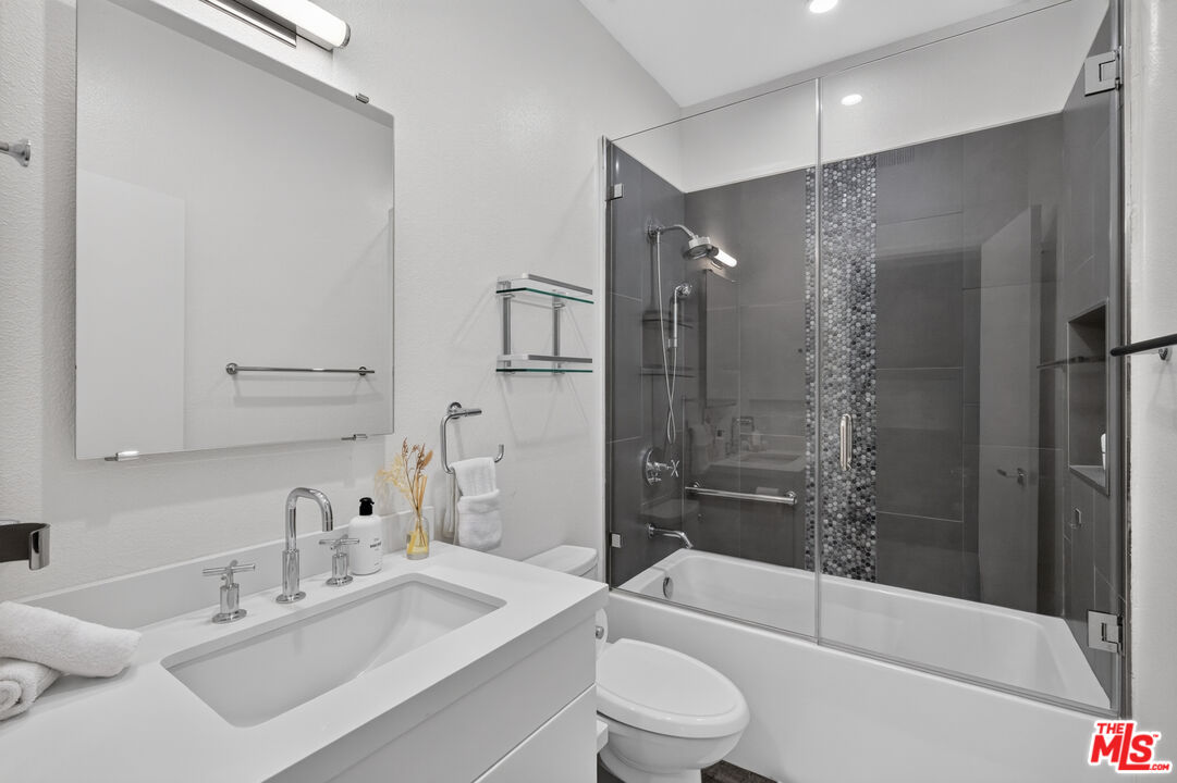 166 S Hayworth Ave Unit: 201