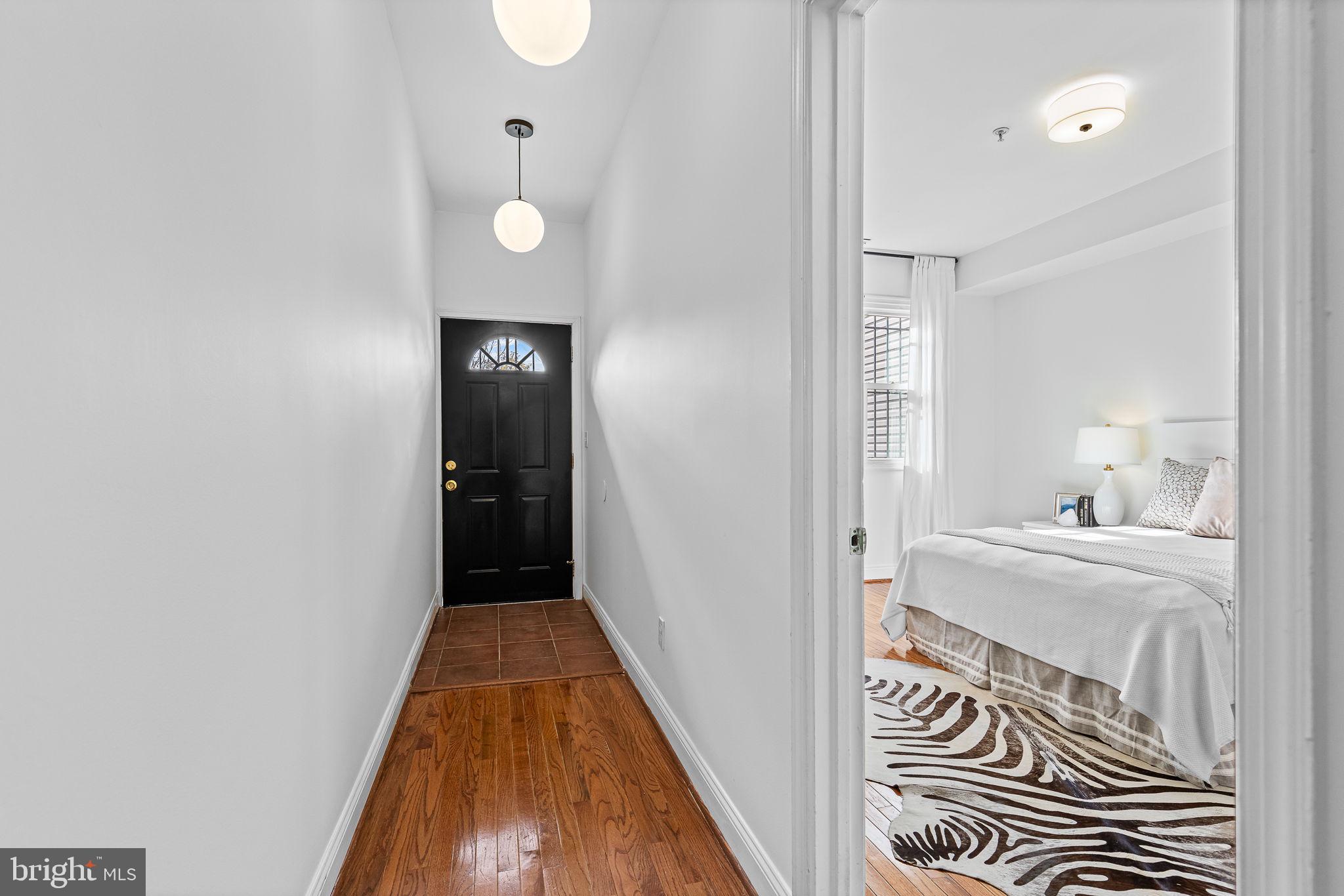 711 Irving STREET NE Unit: 1