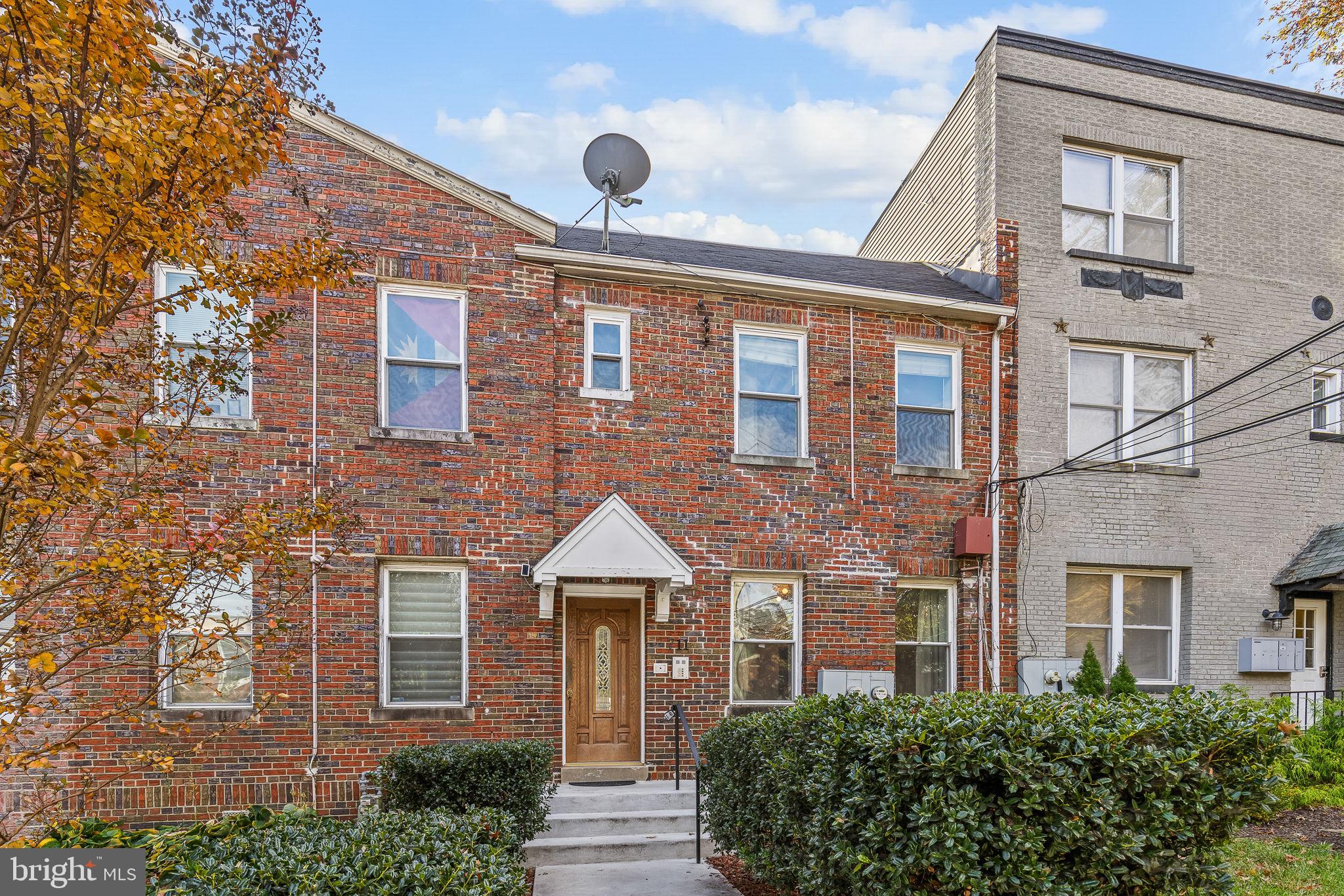 711 Irving STREET NE Unit: 1