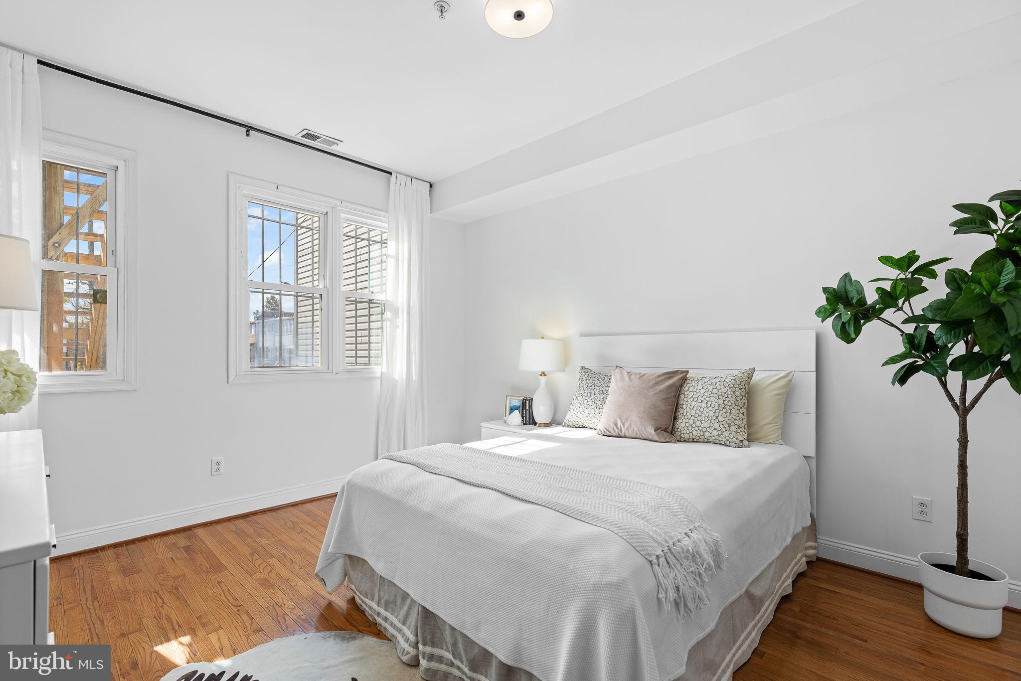 711 Irving STREET NE Unit: 1