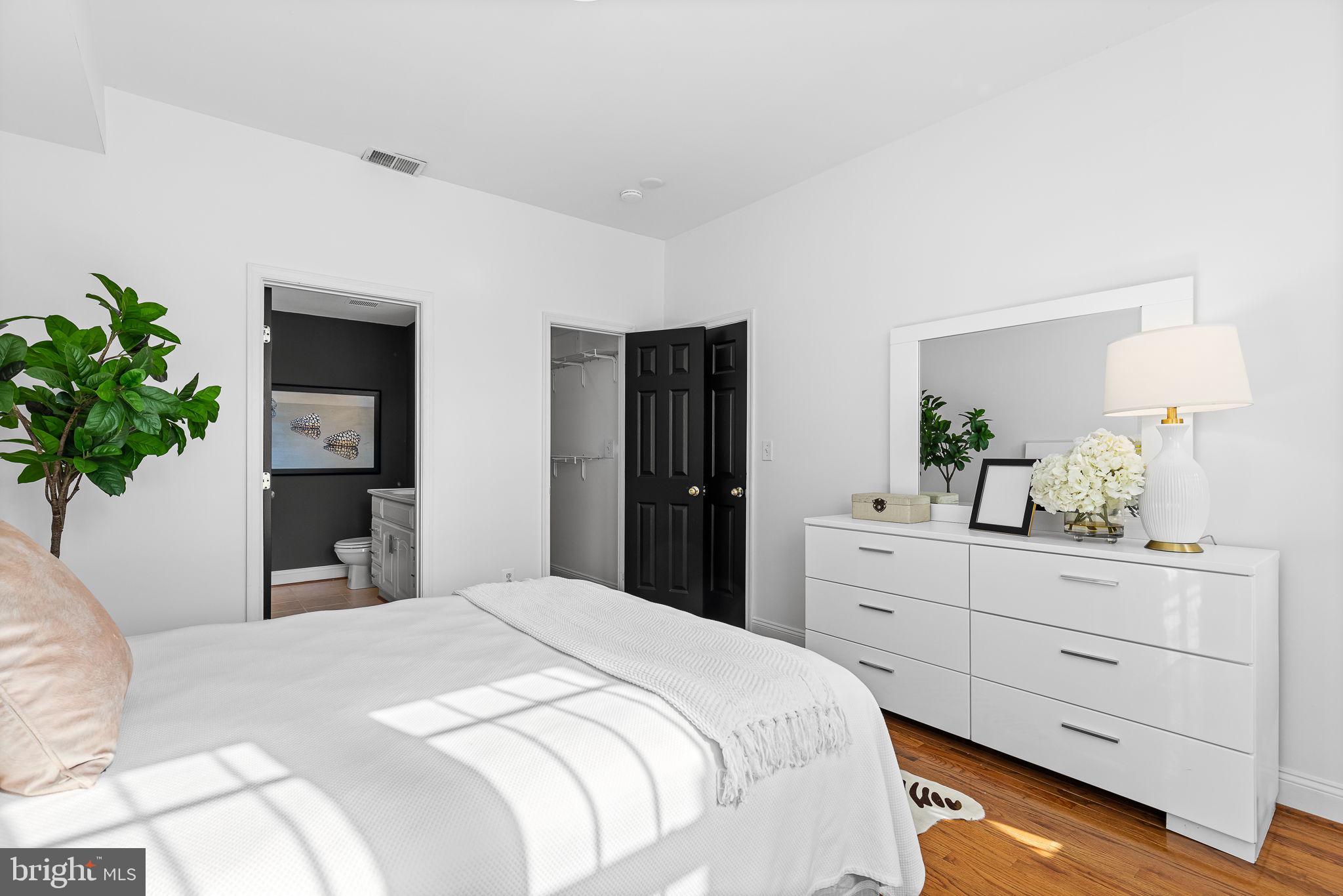 711 Irving STREET NE Unit: 1