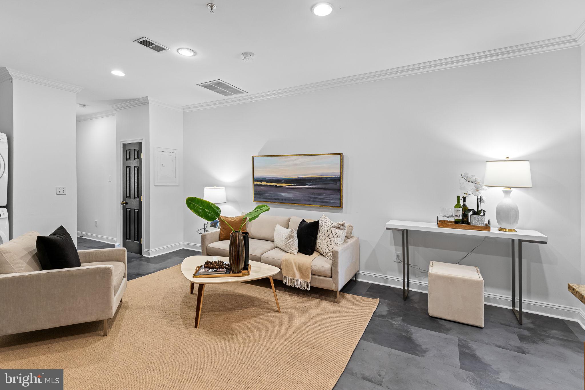 711 Irving STREET NE Unit: 1