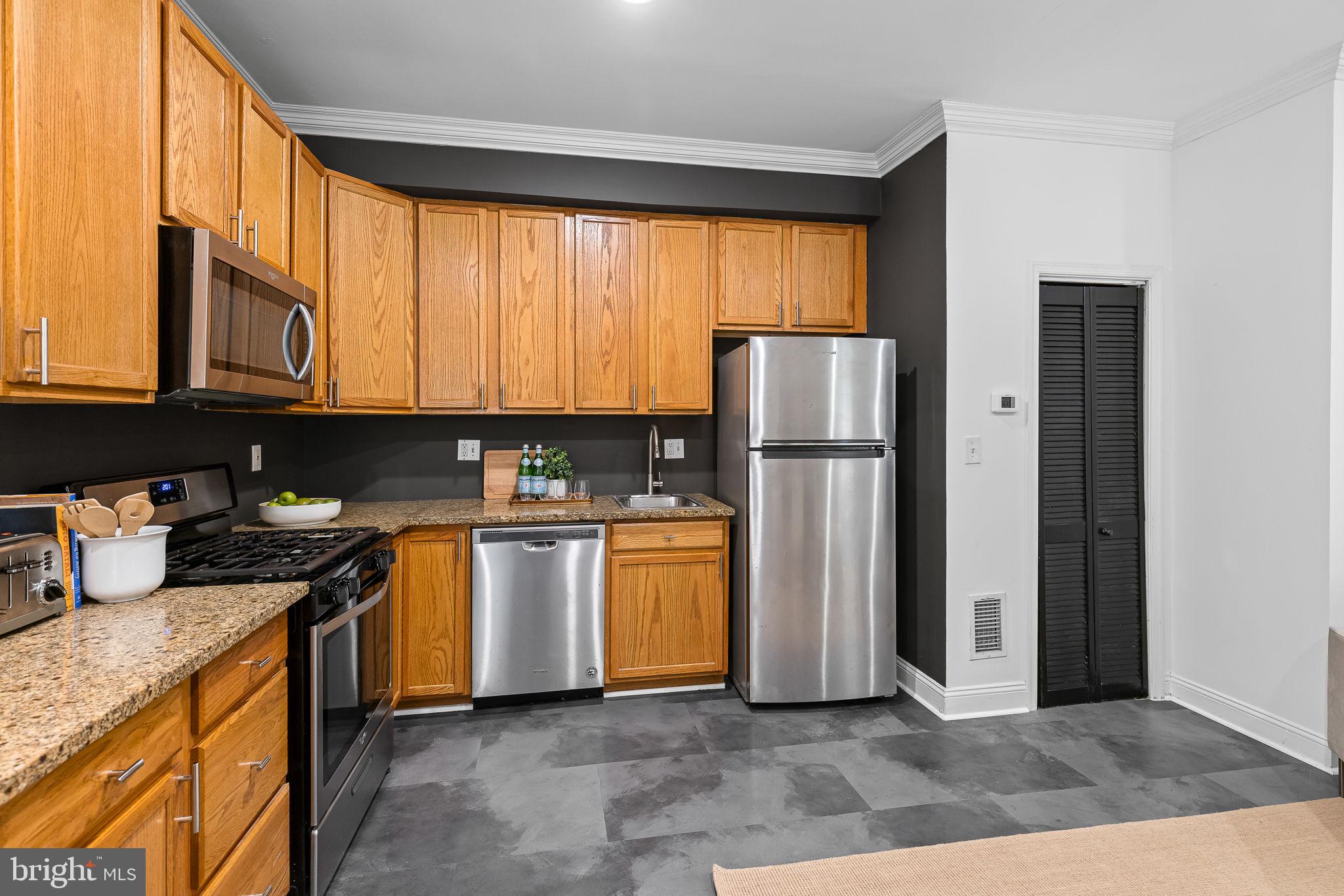 711 Irving STREET NE Unit: 1