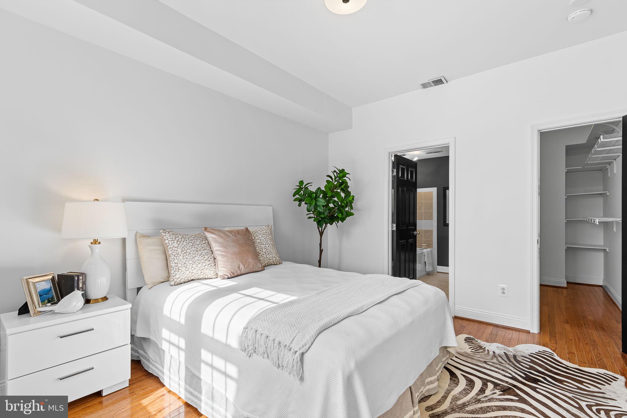 711 Irving STREET NE Unit: 1