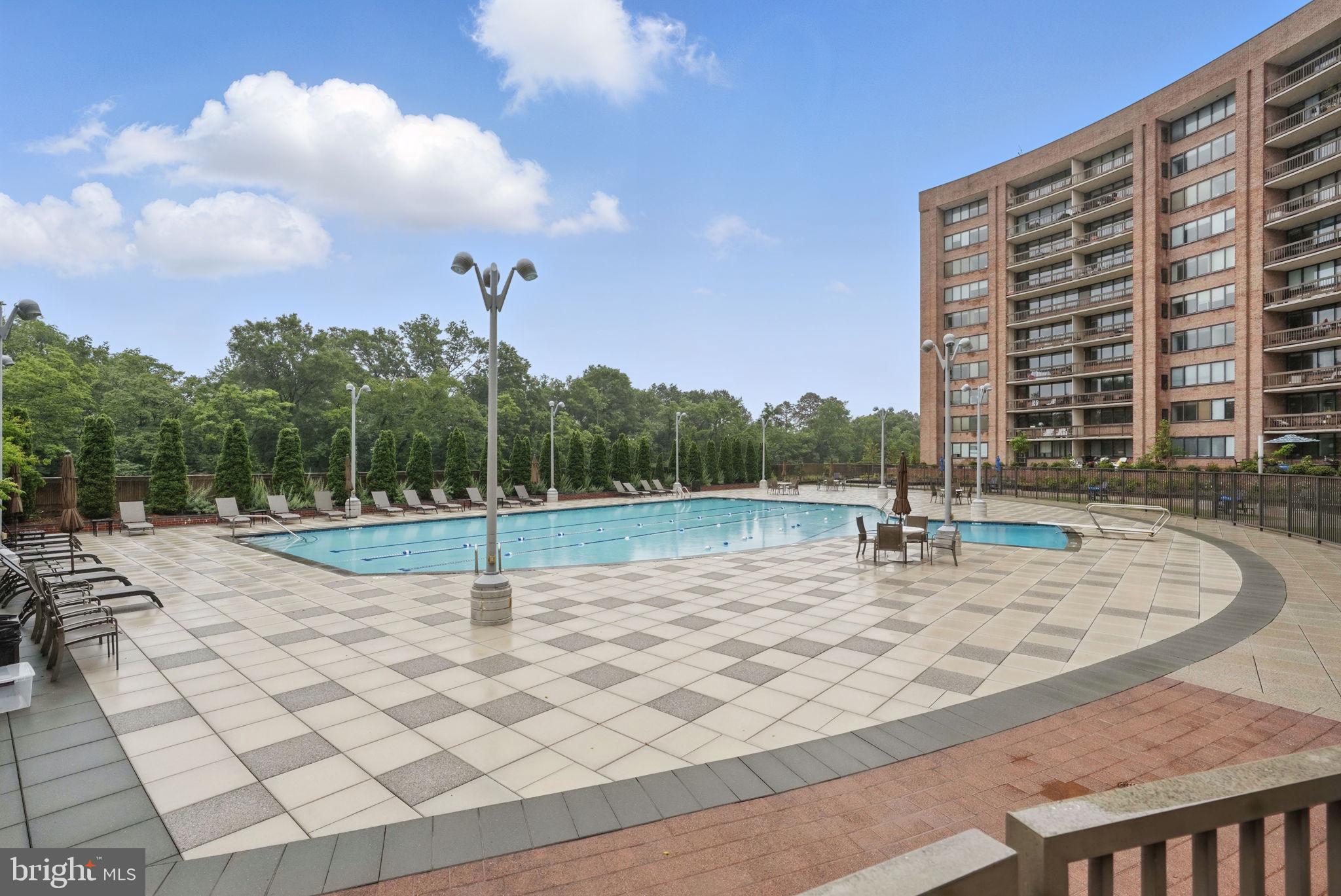 1805 CRYSTAL DR #617S