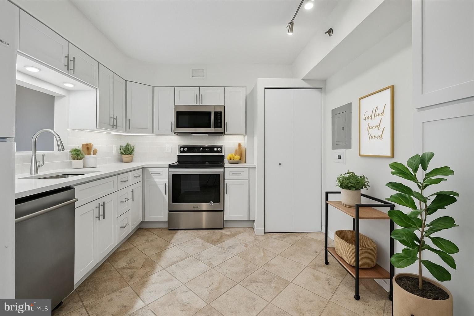 1805 CRYSTAL DR #617S