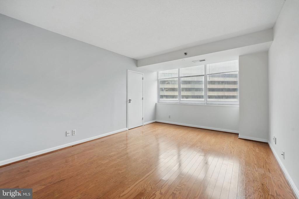 1805 CRYSTAL DR #617S