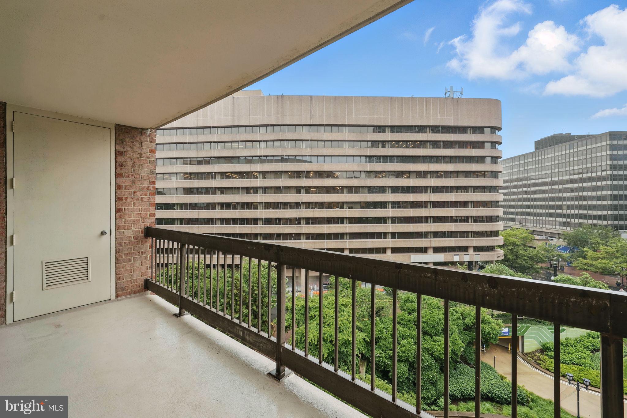 1805 CRYSTAL DR #617S