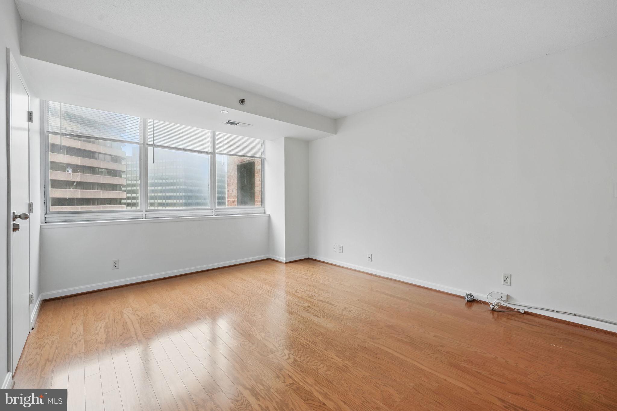 1805 CRYSTAL DR #617S