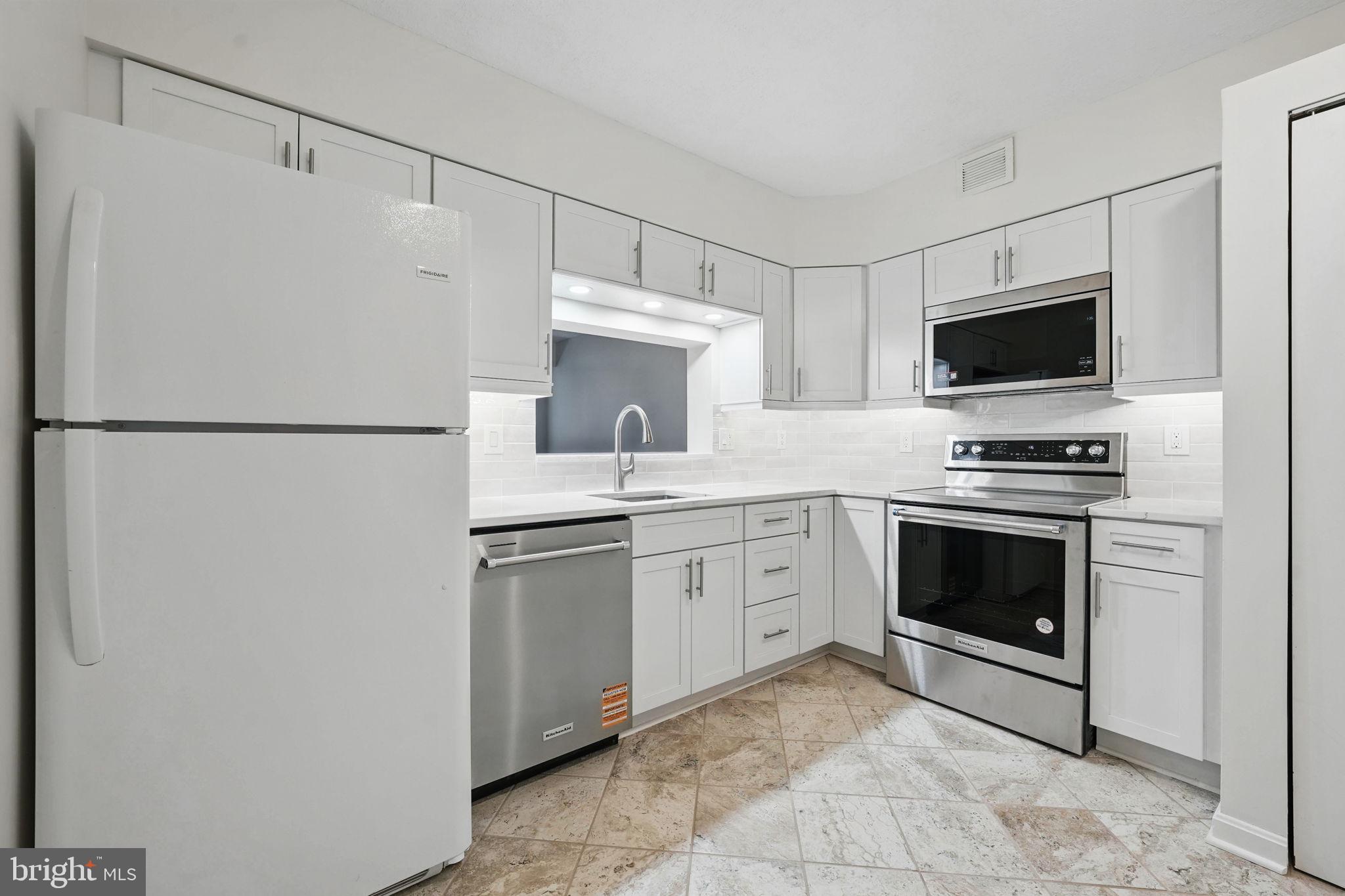 1805 CRYSTAL DR #617S