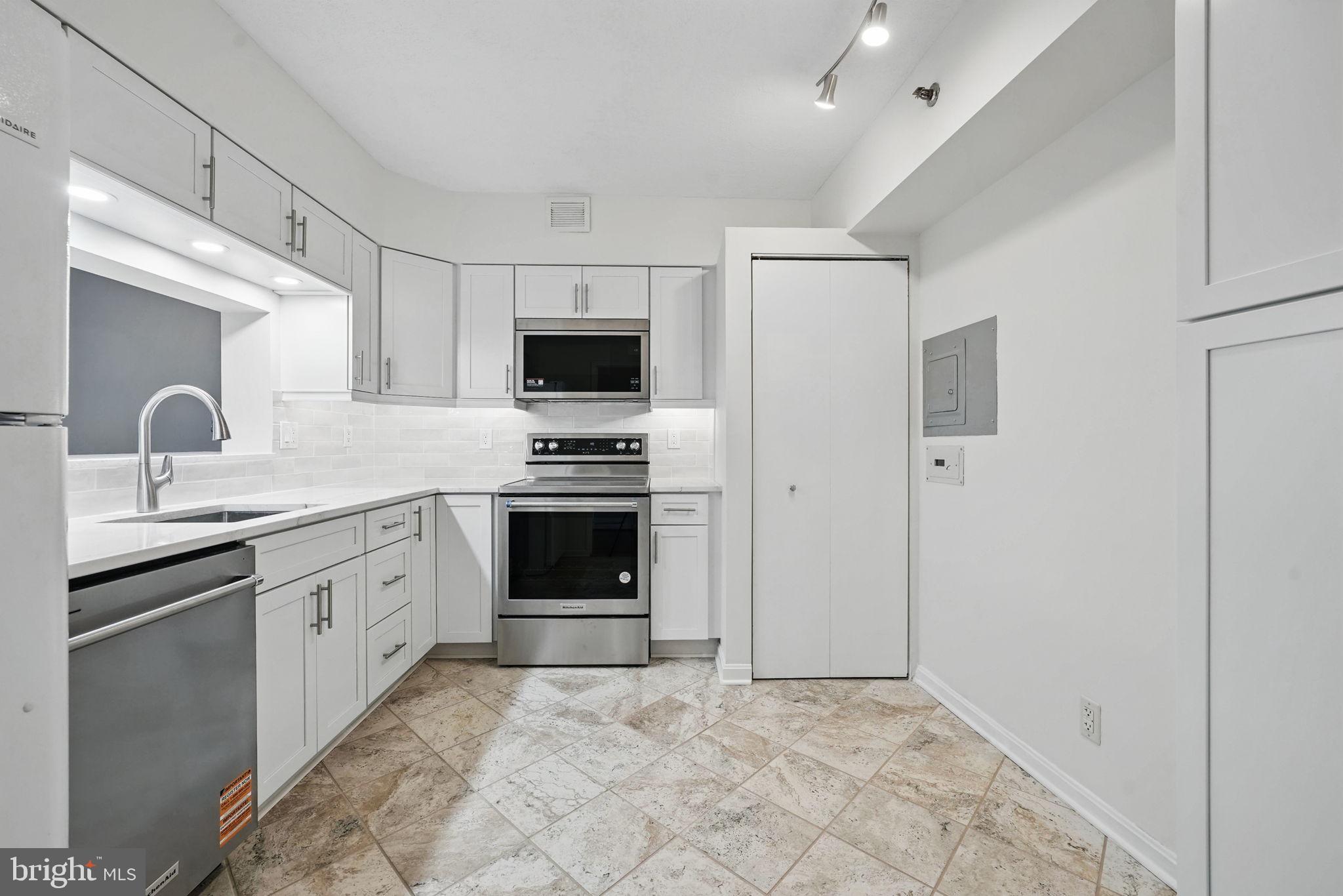 1805 CRYSTAL DR #617S