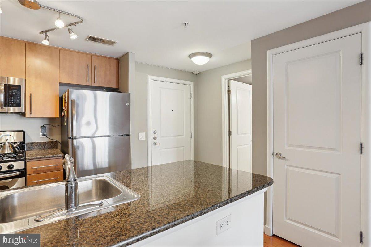 1021 N GARFIELD STREET 806