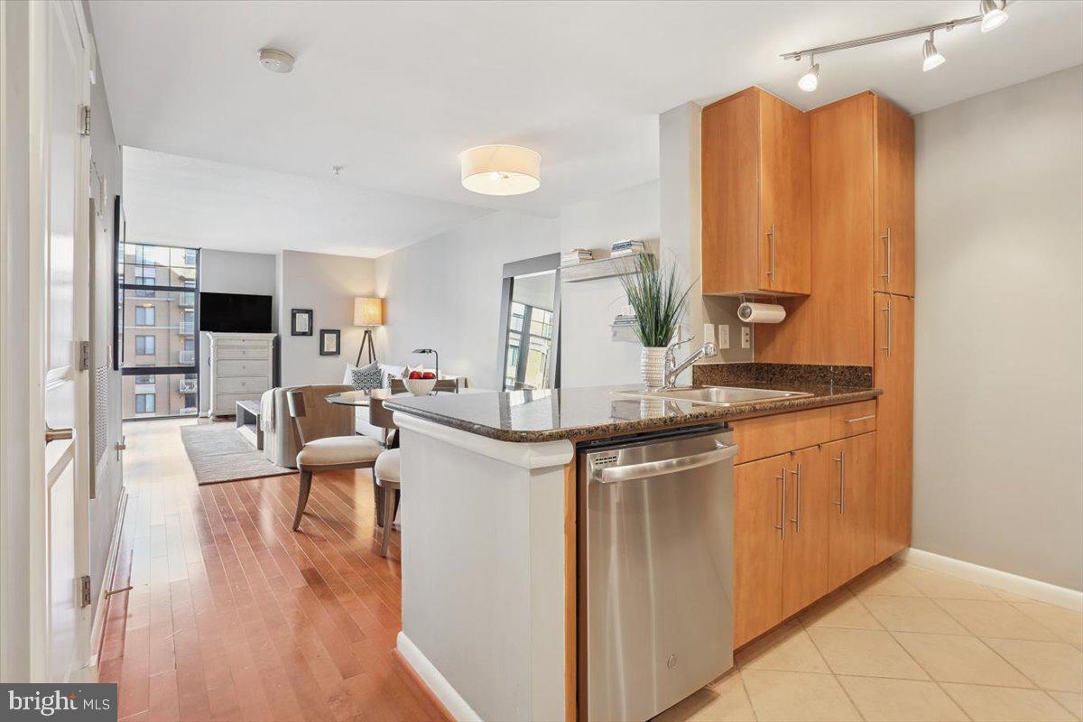 1021 N GARFIELD STREET 806