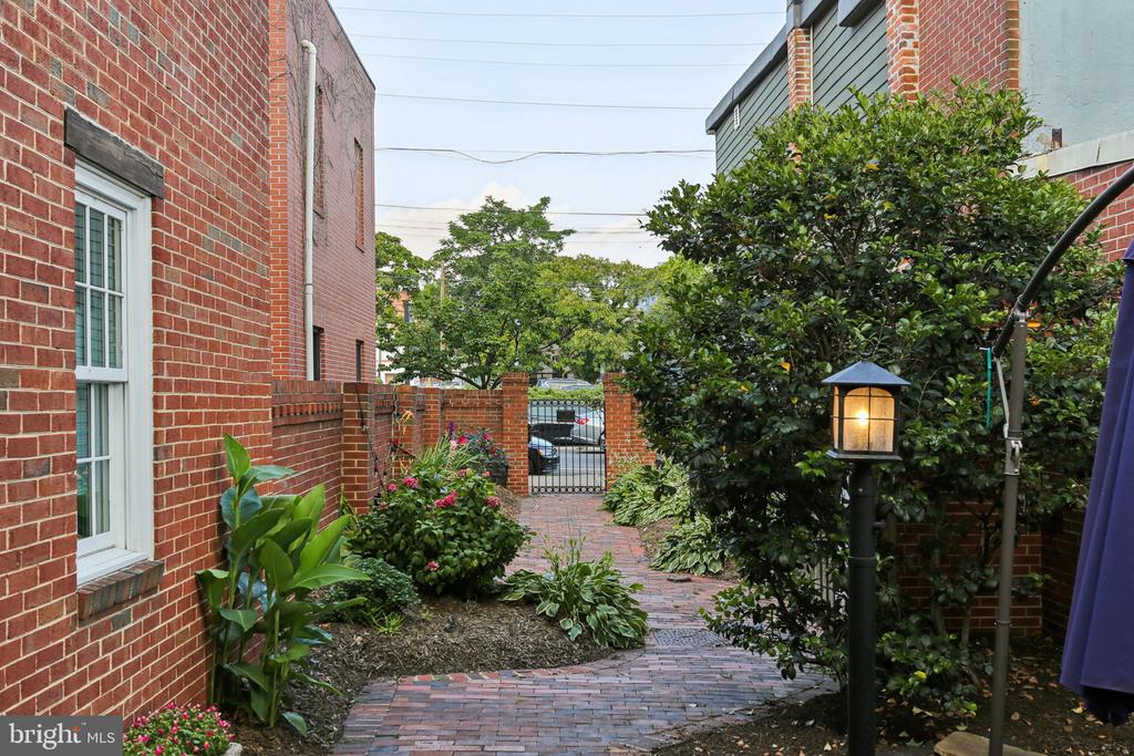 109 KING HENRY COURT