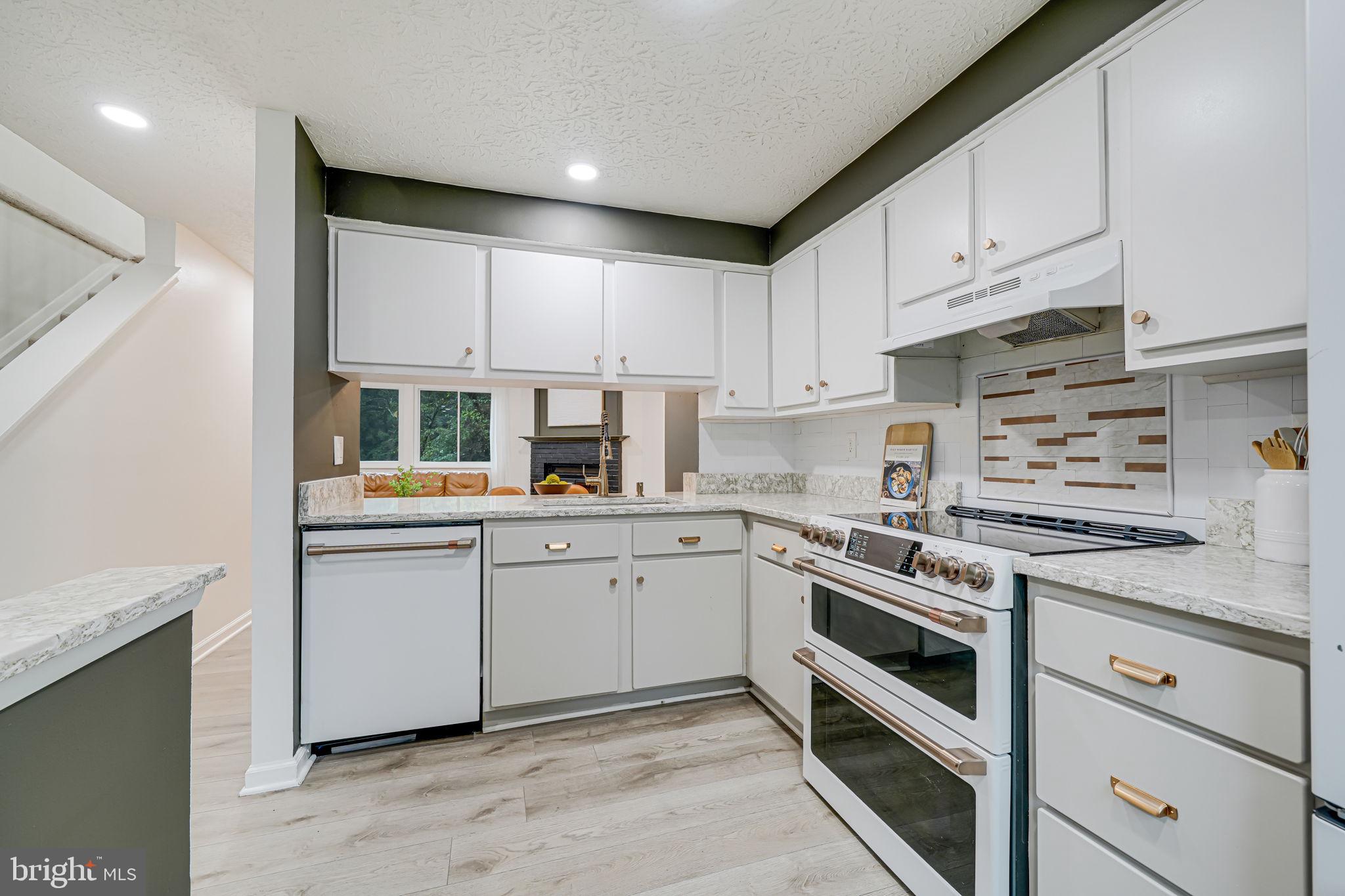 8234 Crestmont Cir