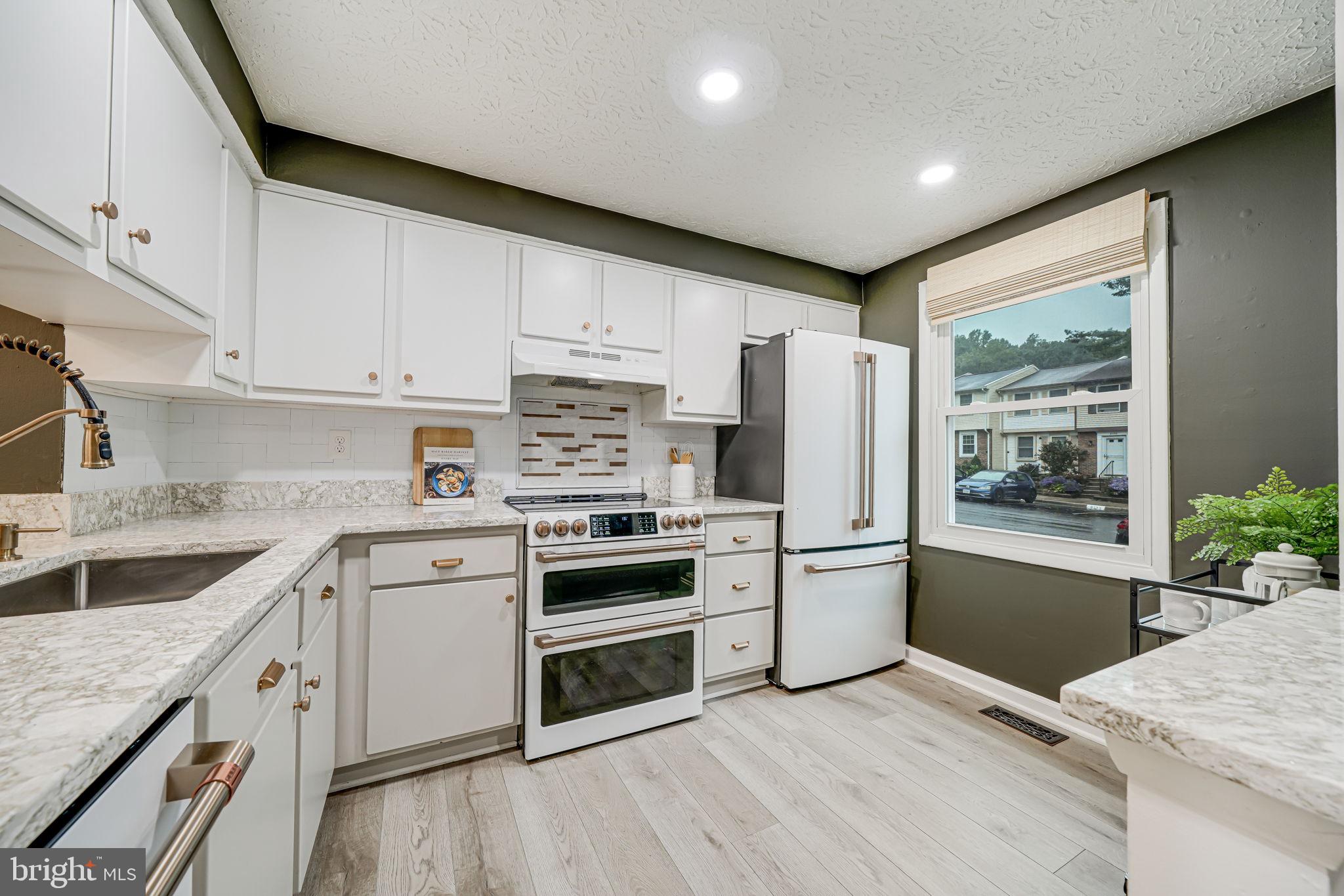 8234 Crestmont Cir