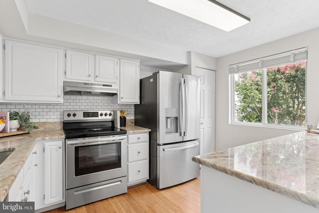 6033 HYDRANGEA DRIVE