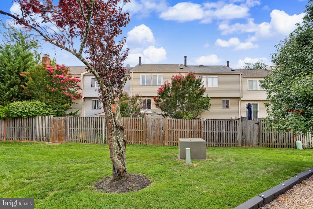 6033 HYDRANGEA DRIVE
