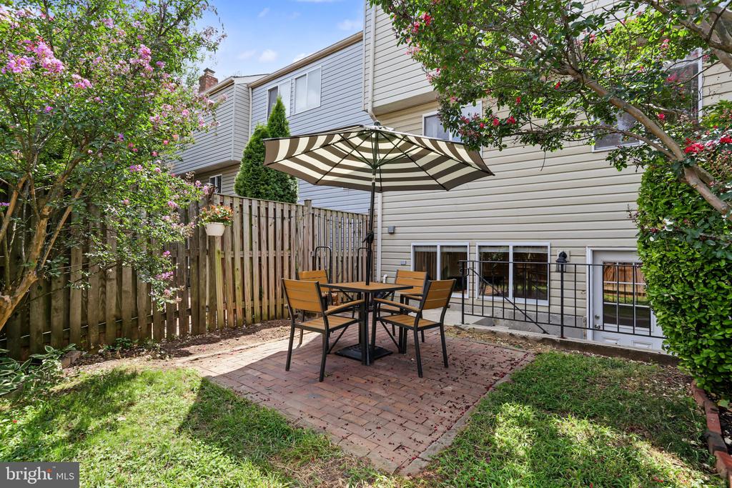 6033 HYDRANGEA DRIVE