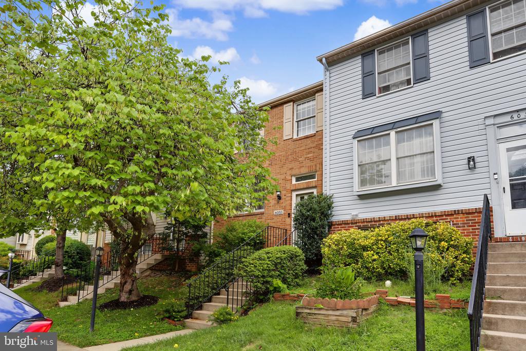 6033 HYDRANGEA DRIVE