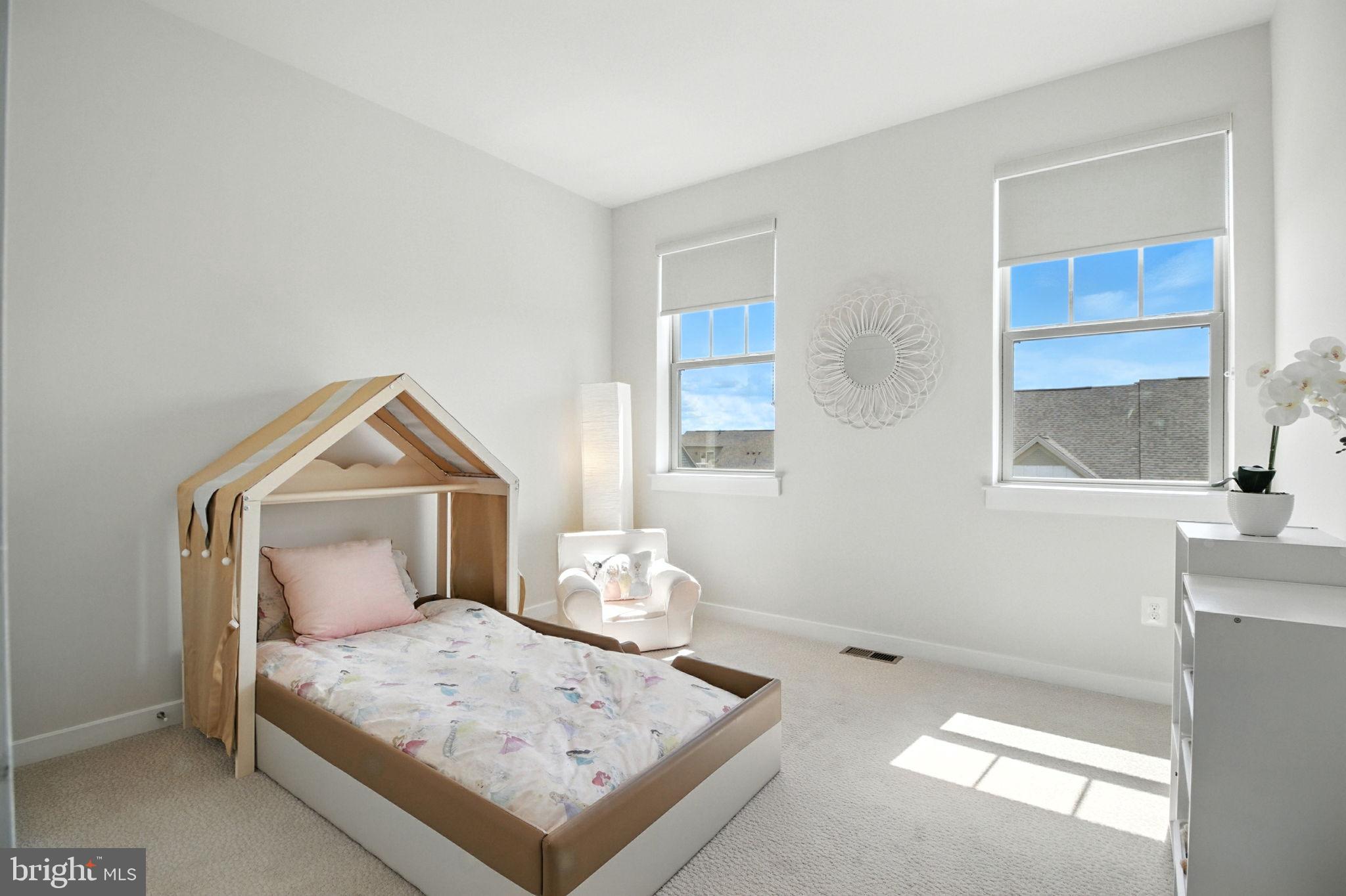 1024 MADEIRA TERRACE SE