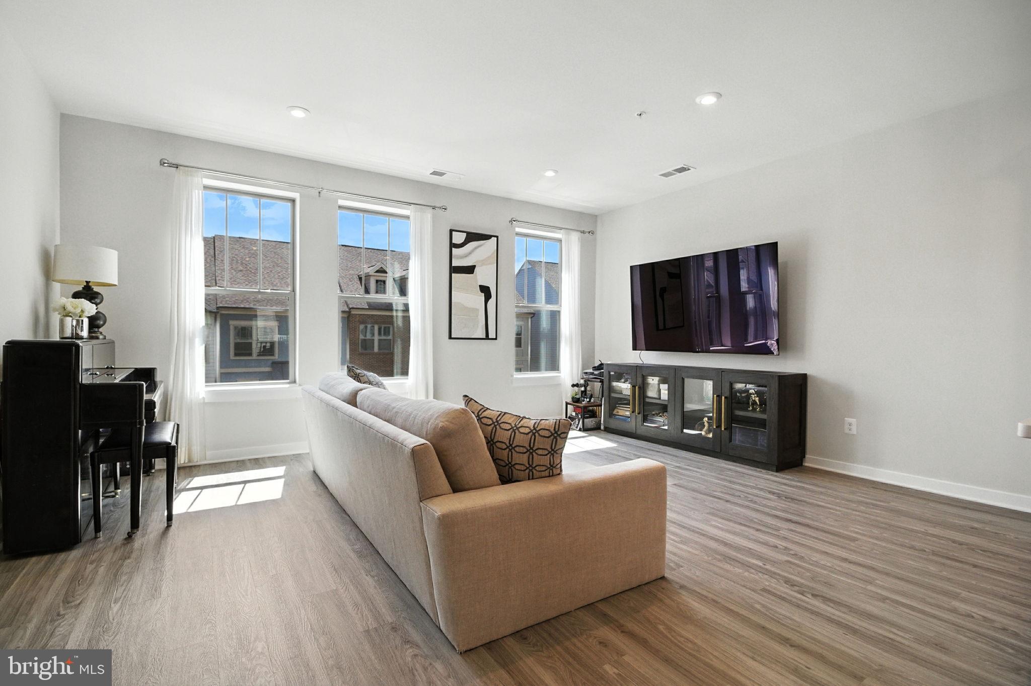 1024 MADEIRA TERRACE SE