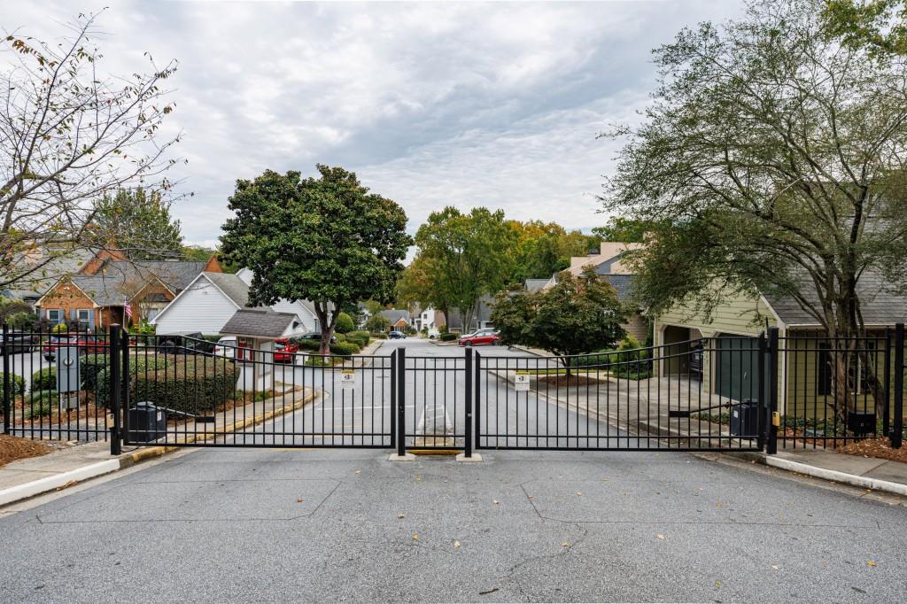 923 Lenox Hill Court NE