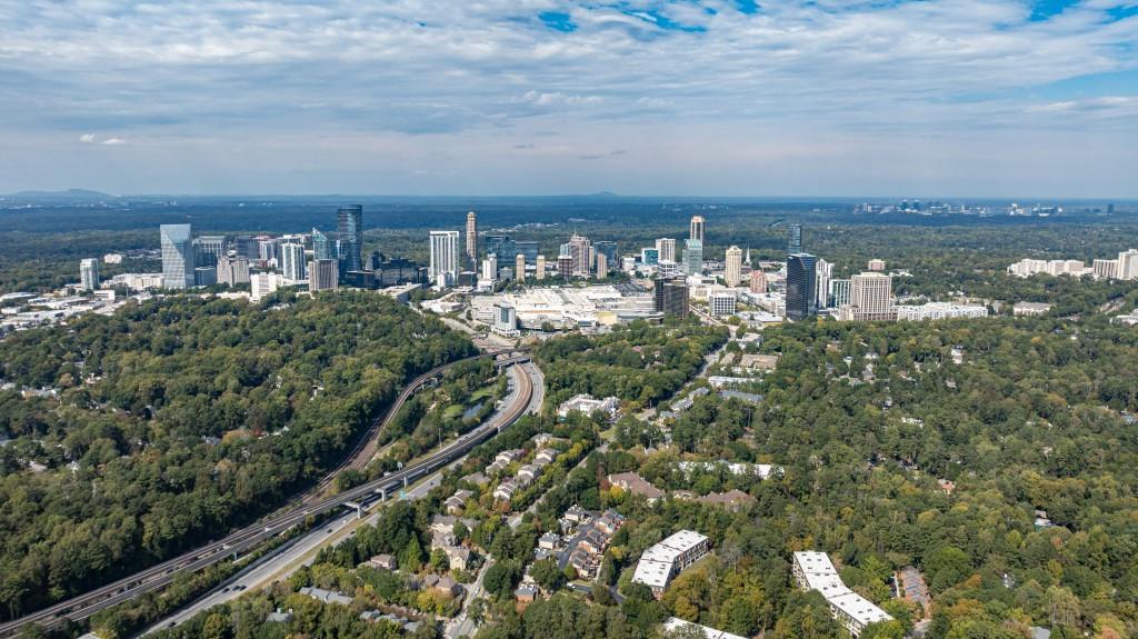 923 Lenox Hill Court NE