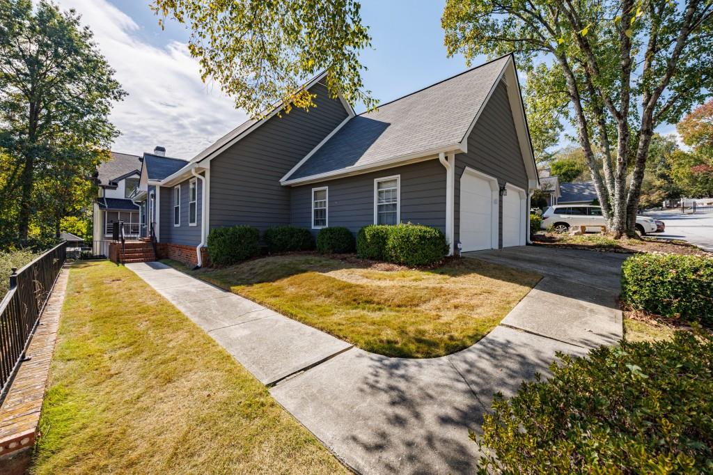 923 Lenox Hill Court NE