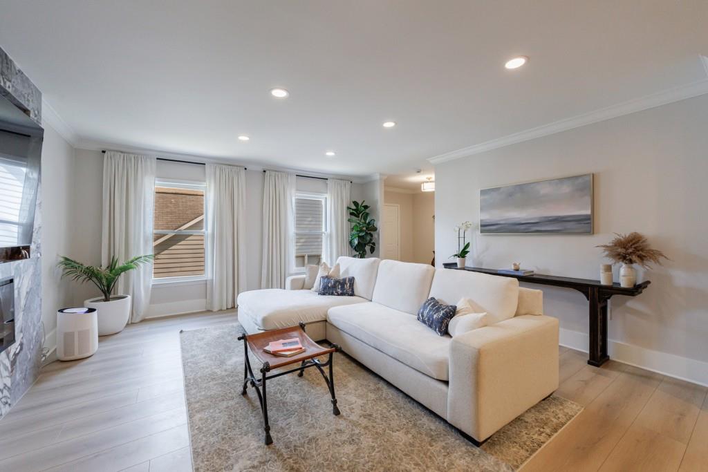 923 Lenox Hill Court NE