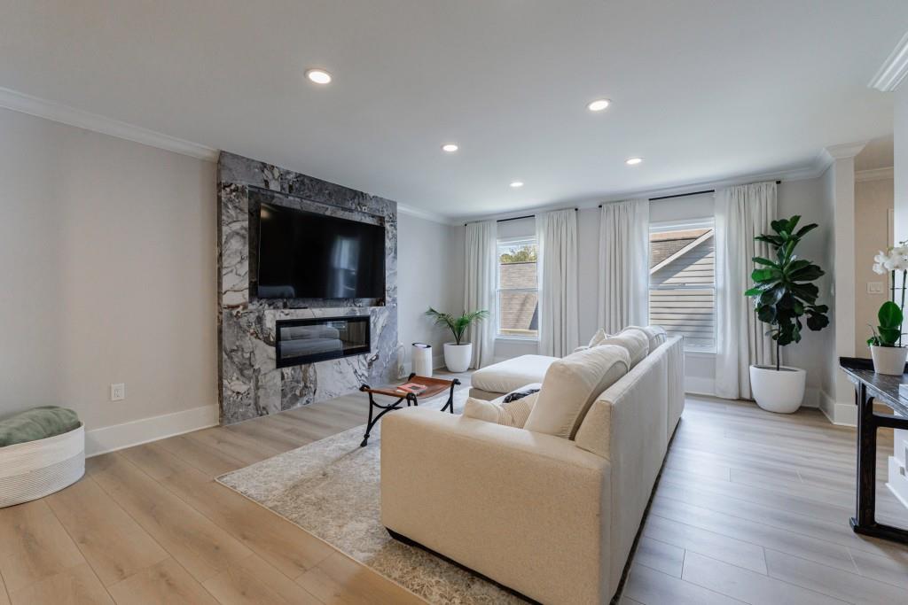 923 Lenox Hill Court NE