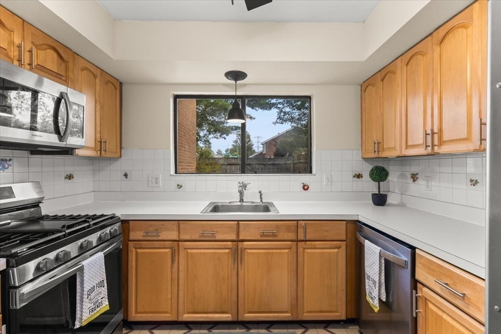 230 Greenbrook Drive # 06 Unit: 6-06