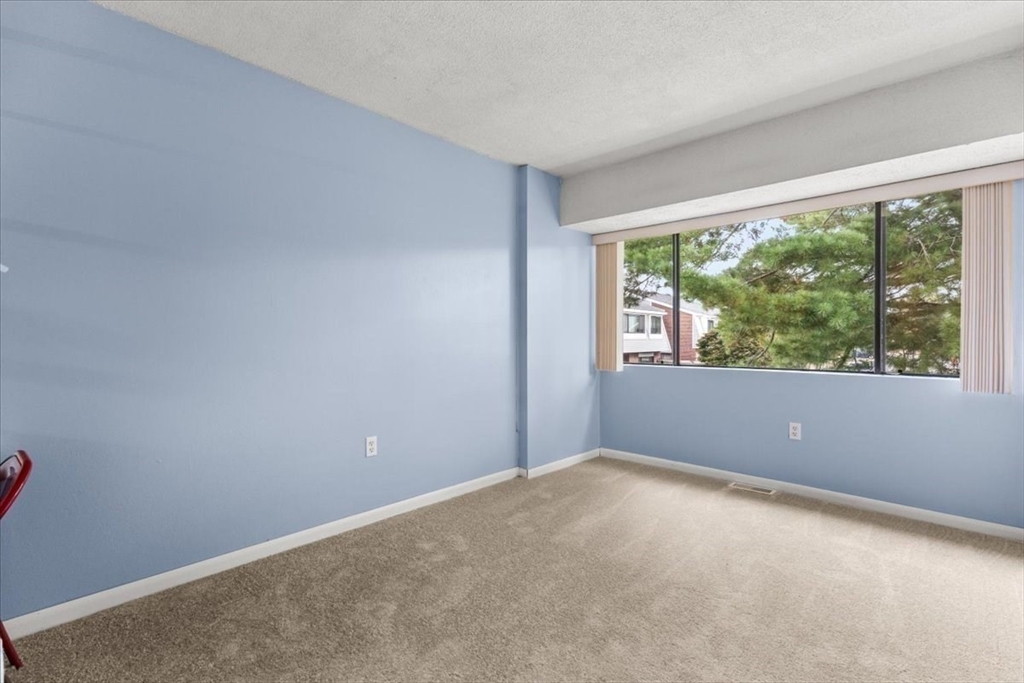 230 Greenbrook Drive # 06 Unit: 6-06