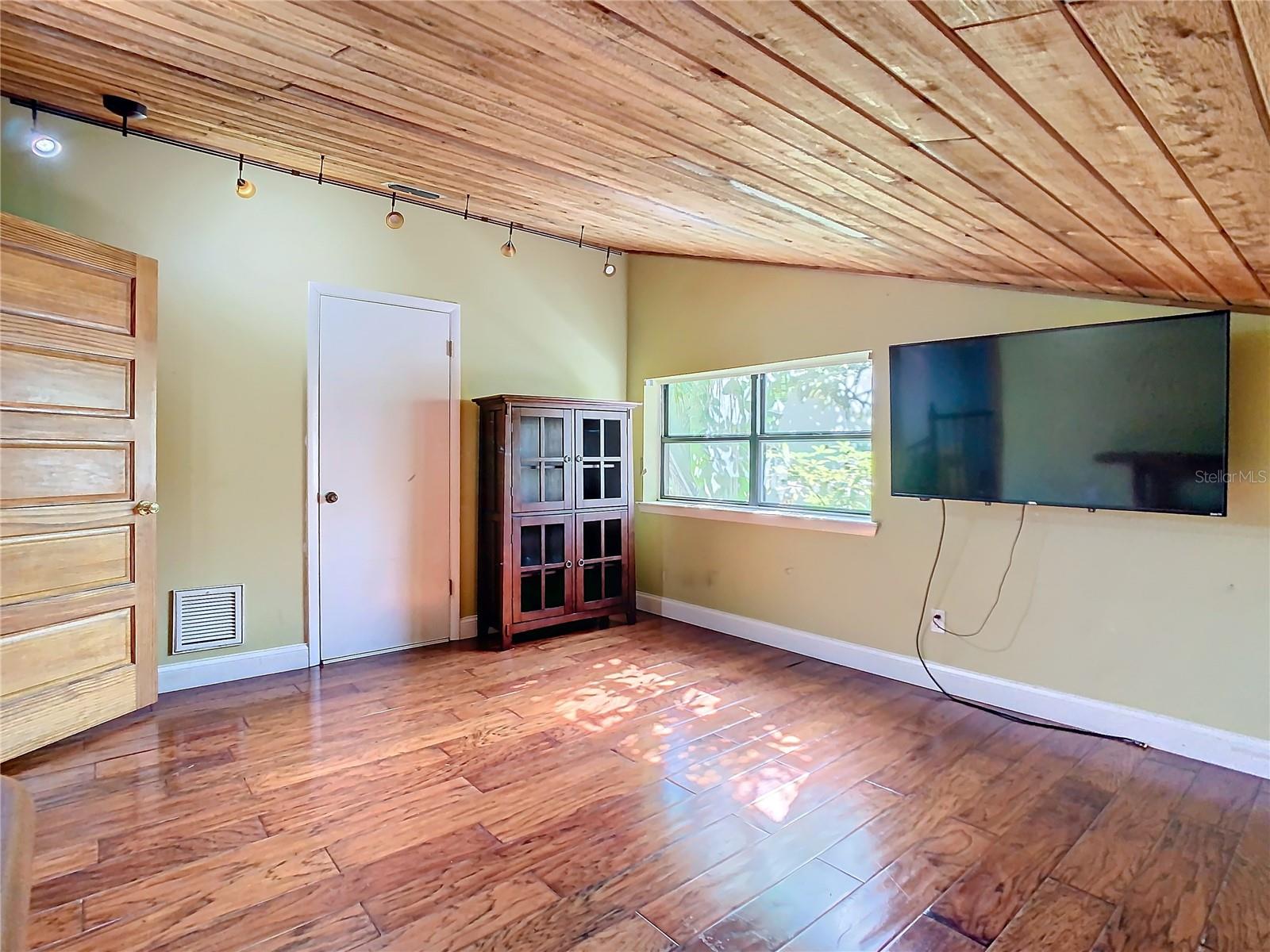 Key West-Style 5-Bedroom Pool Home in Maitland