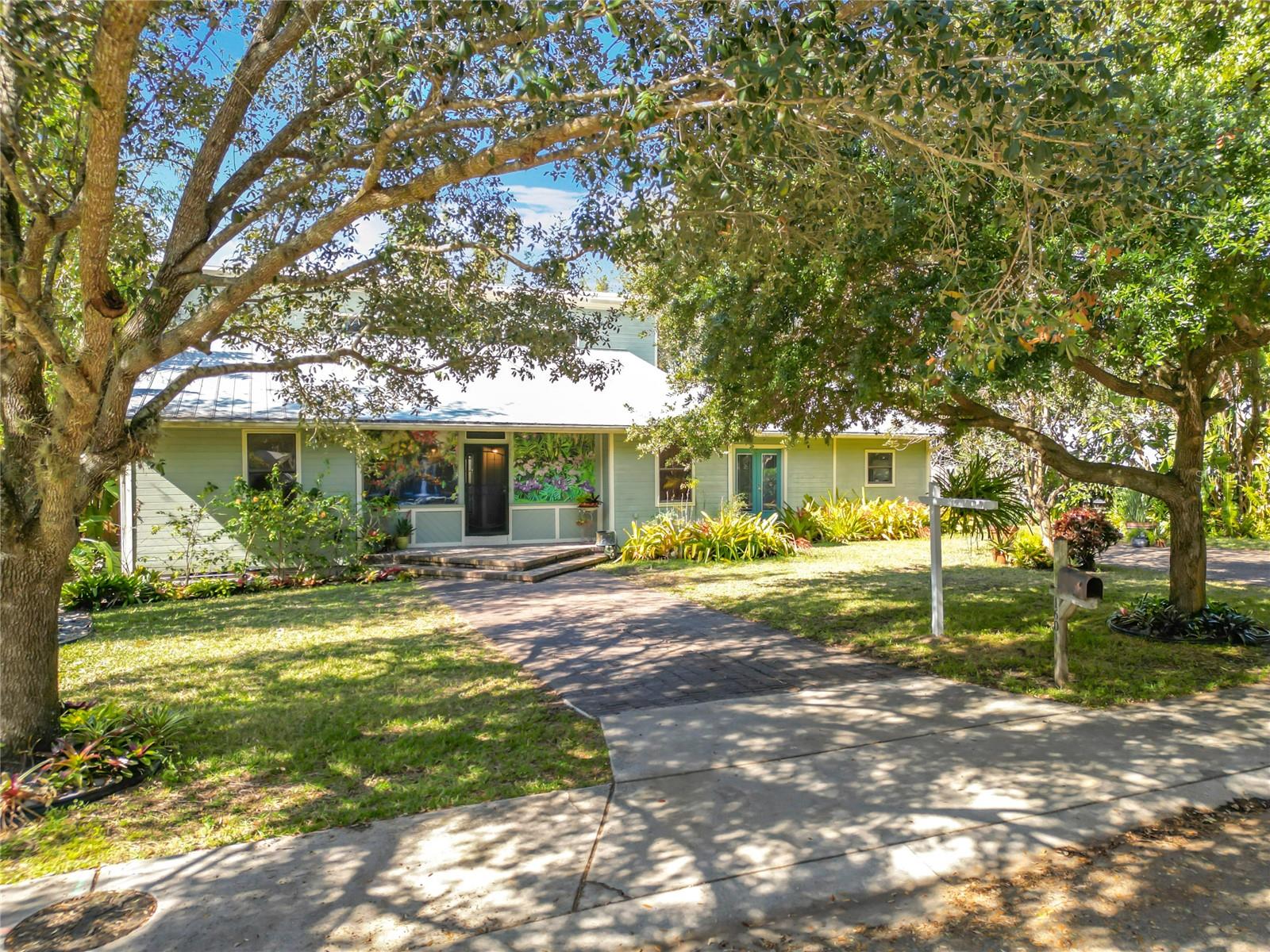 Key West-Style 5-Bedroom Pool Home in Maitland