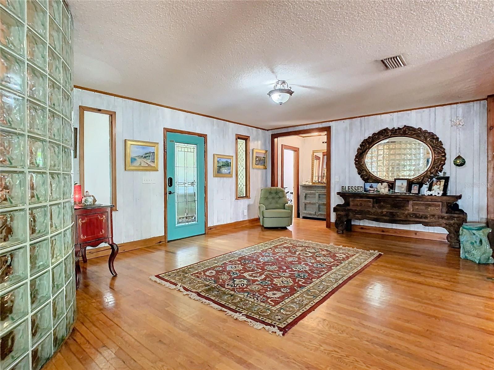 Key West-Style 5-Bedroom Pool Home in Maitland